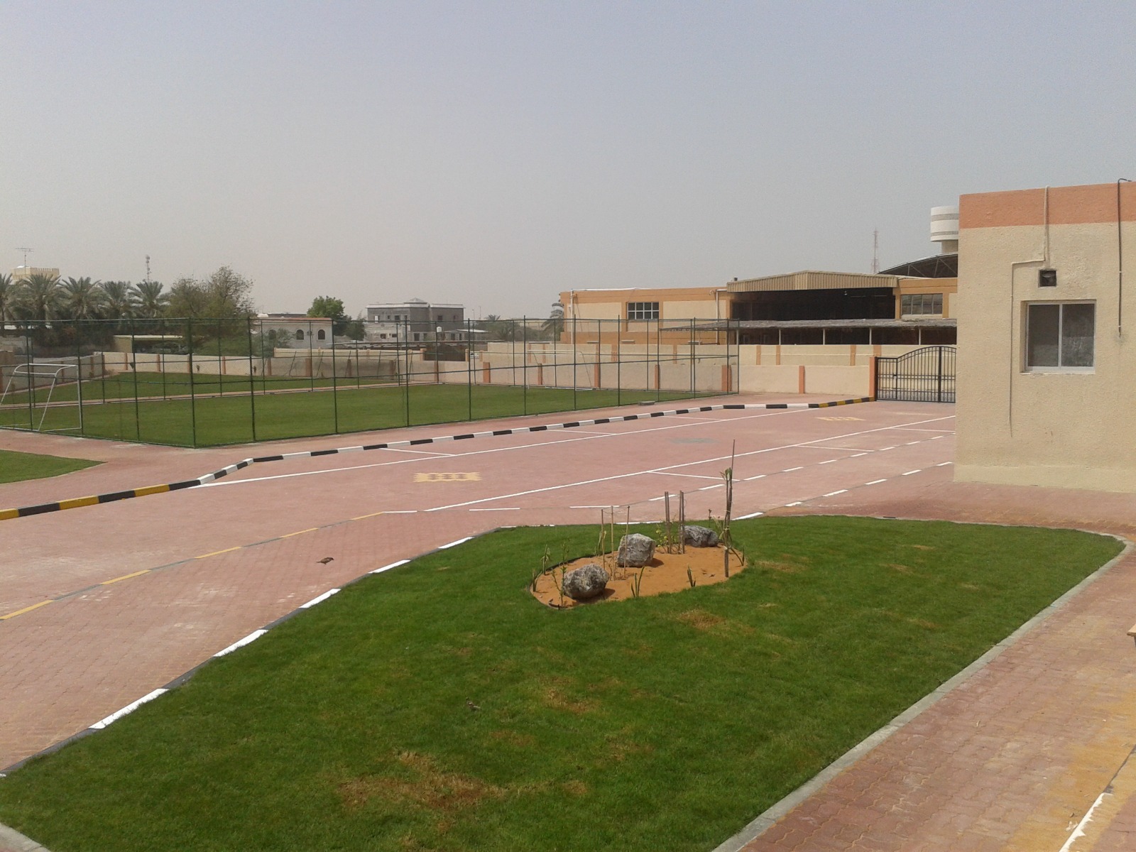 شلال وغابة ومنظر جوي رائع